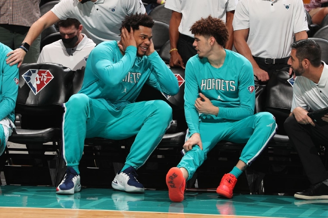 中国香港球员不满拜合拉木：我们是一个大家庭，他们不能欺负球迷.